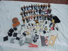 Lot  37 WWE Action Figures  + Accessoires.