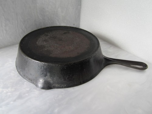 NICE ORIGINAL ANTIQUE VOLLRATH No.8, 10 1/4” CAST IRON SKILLET w/ HEAT