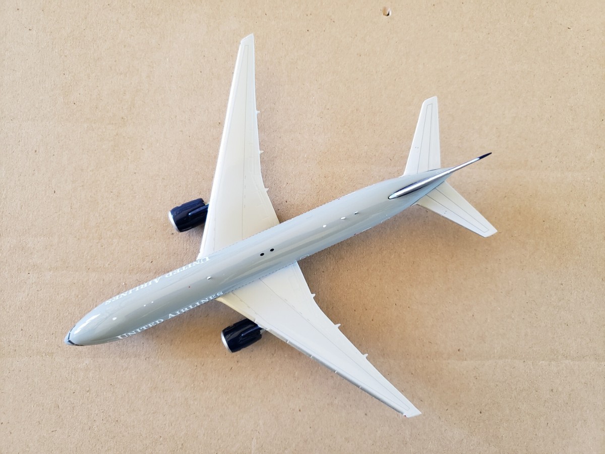 1:400 Phoenix 777-200 United Airlines N777UA Battleship Grey 1:400 Phoenix 777-200 United Airlines N777UA Battleship Grey