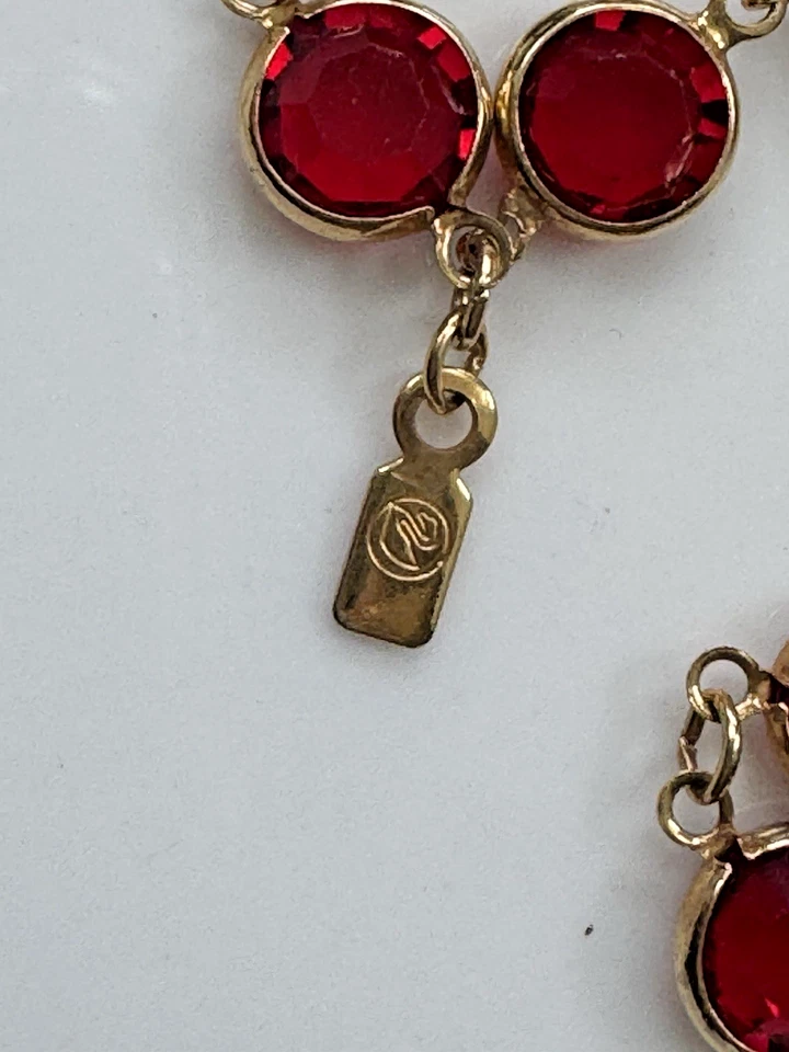 Conjunto Estate Rojo Swarovski Espalda Abierta Redonda Cristales Rojos Tono Dorado 36 Pulgadas Largo Foto 2 de 4