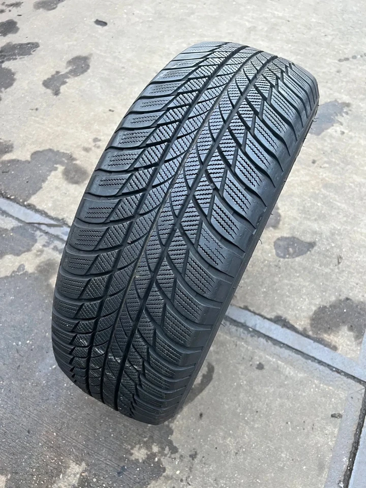 Winterreifen 225/60 R18 104H XL Bridgestone Blizzak LM001 RFT RSC * DOT18 7-7,7m - Bild 2 von 3