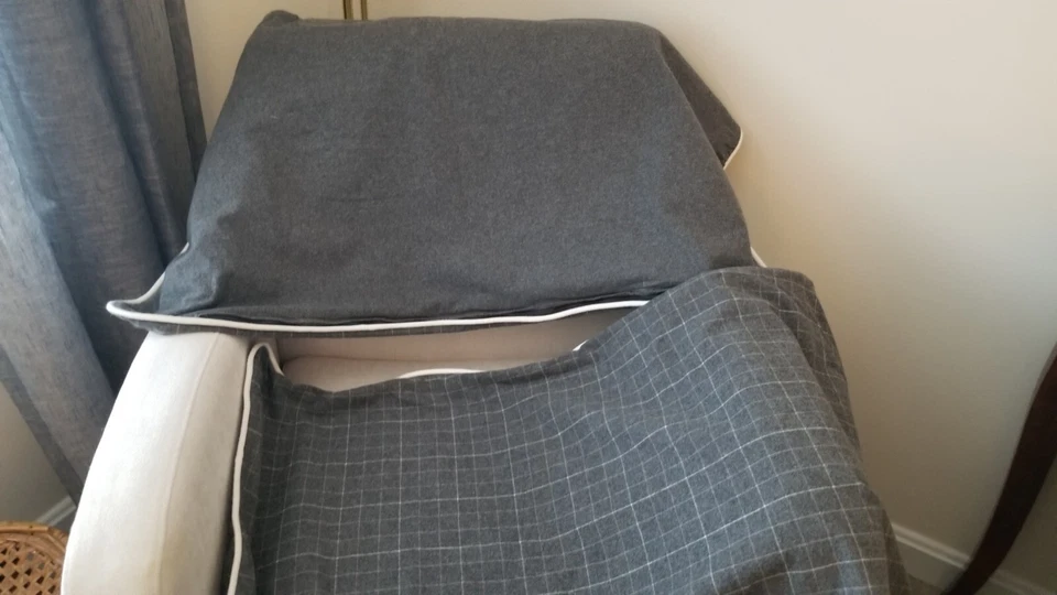 2 fundas de almohada King a cuadros de franela gris cajón y barril Foto 2 de 4