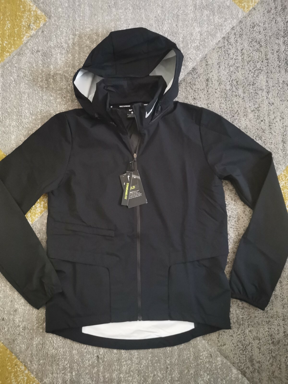 NIKE SHIELD RUNNING JACKET WOMENS SIZE S (CZ3893 010) BLACK