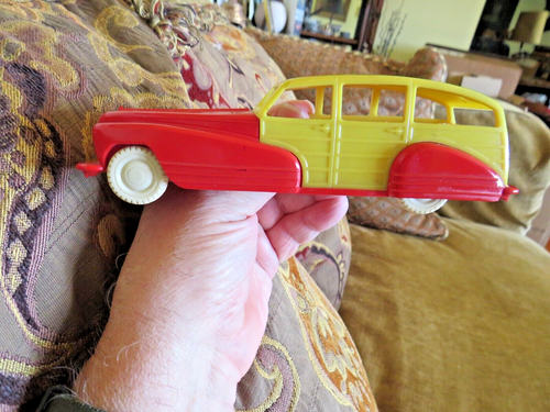 VINTAGE EARLY 1950s TRIUMPH USA 7" L HARD PLASTIC WOODY STATION WAGON TOY CAR - Picture 9 of 10