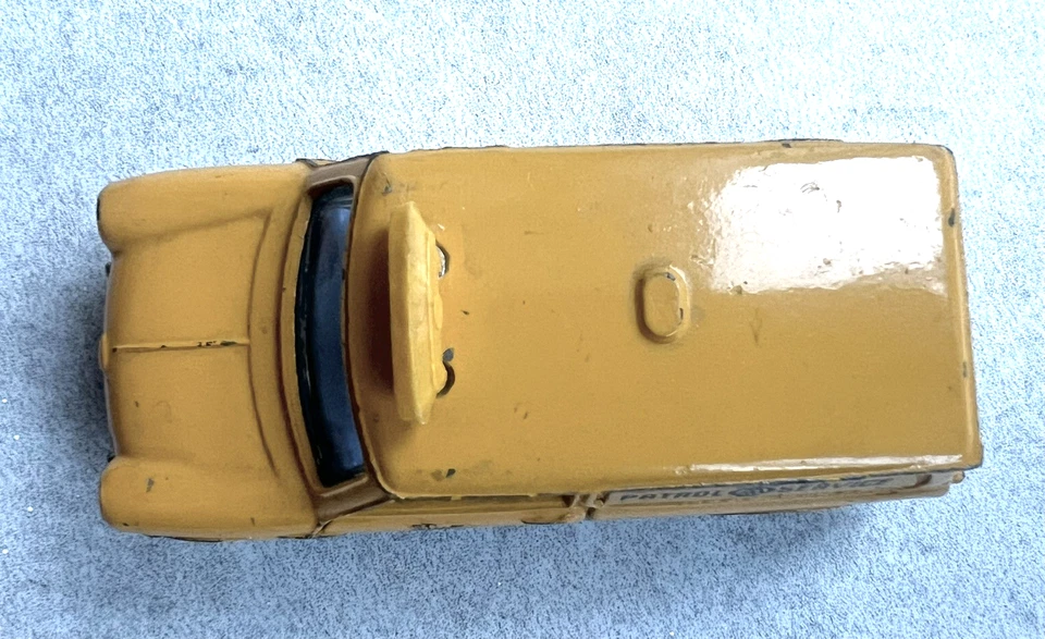 Dinky Toys Austin Mini Van, AA Service, No 274, All Yellow, Original ,1965 - Image 2 of 4