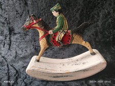 Antikes Blechspielzeug: Rennjockey auf Galopp-Pferd um 1880/1900, Gips-Holzbasis