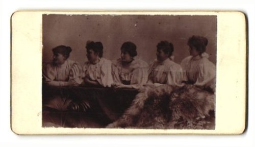 Fotografie fünf junge Damen in Kleidern der Reihen nach aufgereiht, Schnappschu