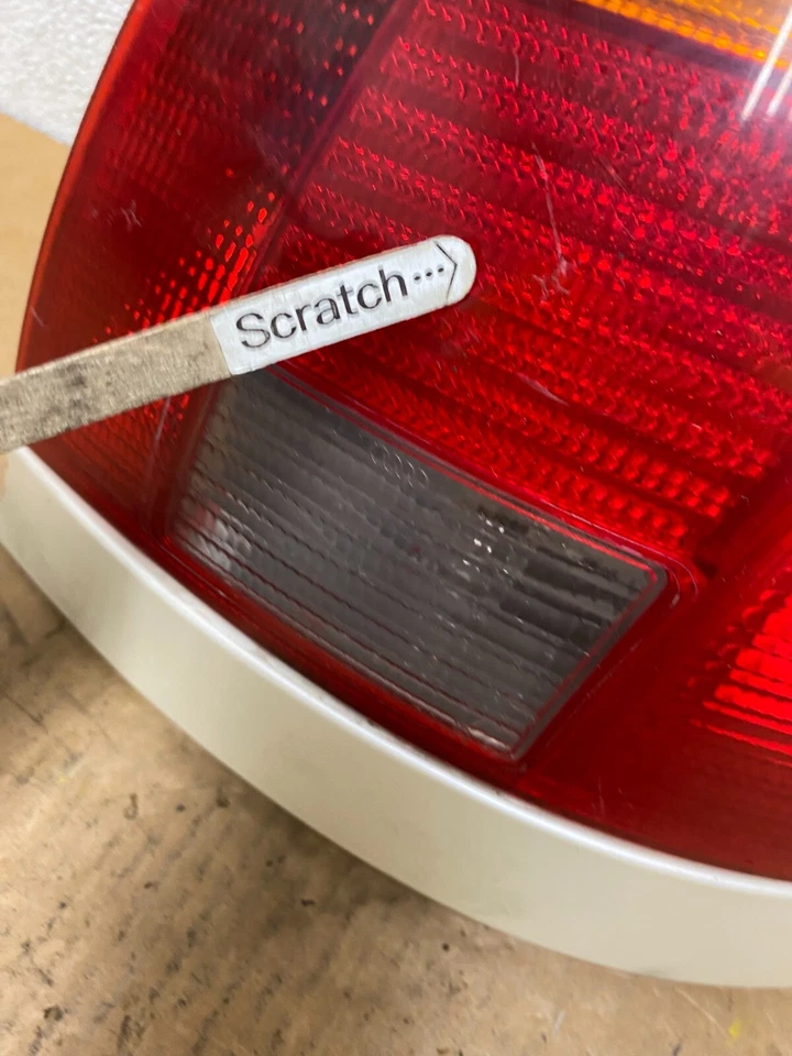 Оригинальный правосторонний задний фонарь для седана Audi A4 1996–1997 годов выпуска N6408 DW - Изображение 4 из 4