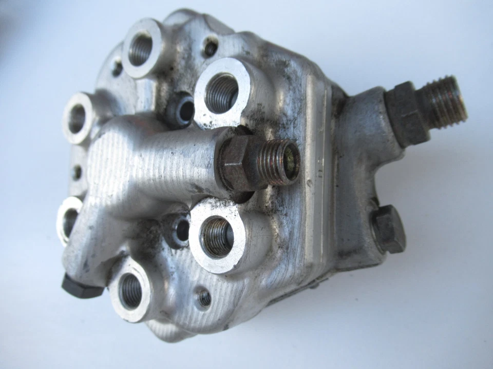 Mercedes Benz 300SL 300CE 3.0L Fuel Distributor 0438101044 - Imagem 2 de 4