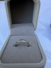 Platinum 950 wedding band.3mm and weighs 5g.excellent condition.