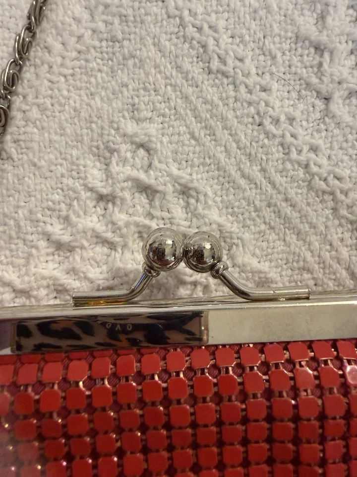 Bolsa de noite de malha de lantejoulas de metal vermelha com corrente de prata ombro... - Imagem 2 de 4