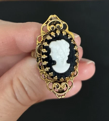 Vintage Gold Tone Black & White Cameo Ring Sz 4/5 Costume Jewelry