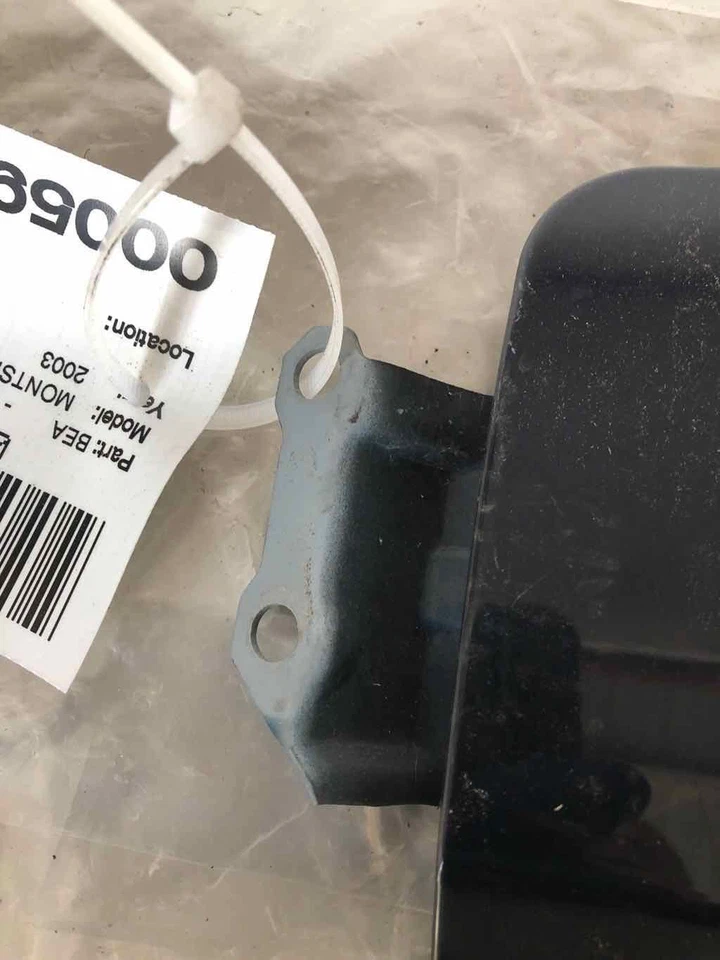 Cubierta trasera de la tapa del tanque de llenado de gasolina del combustible MITSUBISHI MONTERO SPORT 1997-2004 Foto 2 de 4