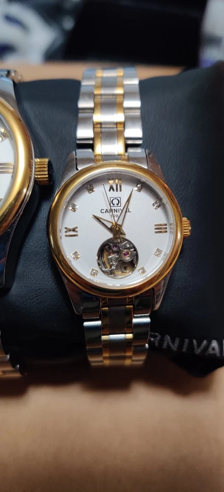 Reloj mecánico automático Carnival His & Hers. Dos tonos plata y oro. Usado. Foto 3 de 4