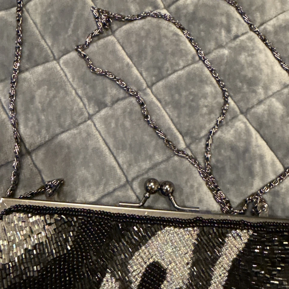 Bolso de noche con cadena JESSICA MCCLINTOCK con cuentas Foto 3 de 4