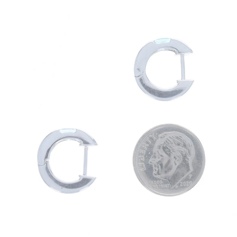 Pendientes de aro Huggie de topacio azul de oro blanco - 14 k cuadrados perforados de 0,74 ctw Foto 3 de 4