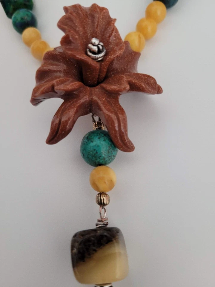 Collar artesanal hecho a mano con colgante de crisocola, ámbar báltico y arenisca Foto 4 de 4