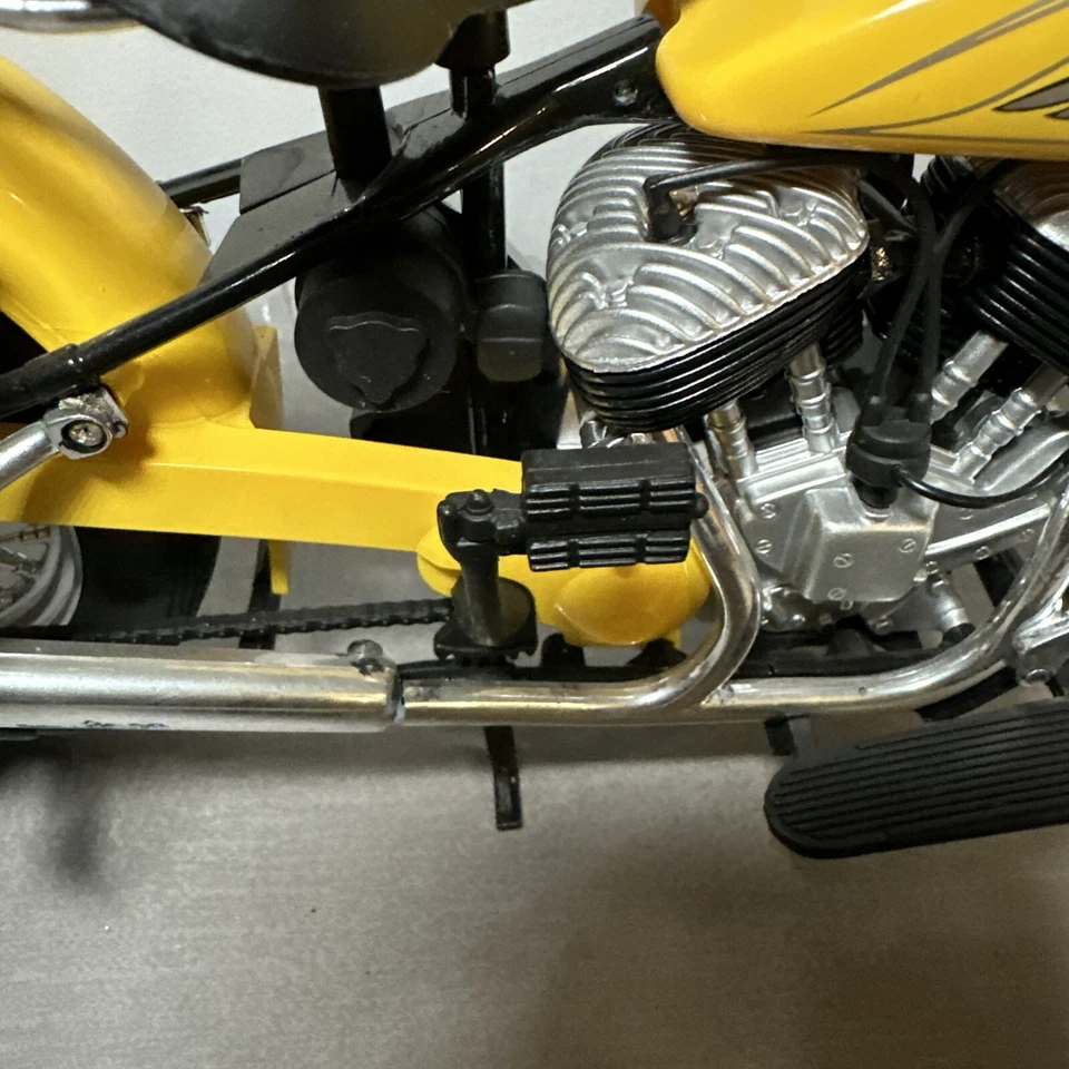New Ray 1948 Indian Chief Motorcycle 1:6 Scale Custom Diecast Model Yellow - Image 4 of 4