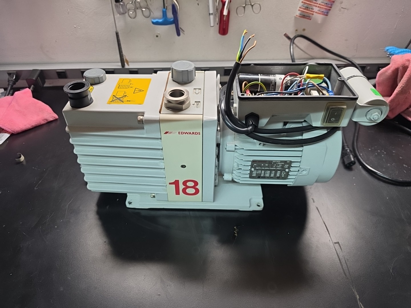 Edwards E1M18 Mechanical Pump VACUUM G1LI946-80006 A34324904 LS80PR