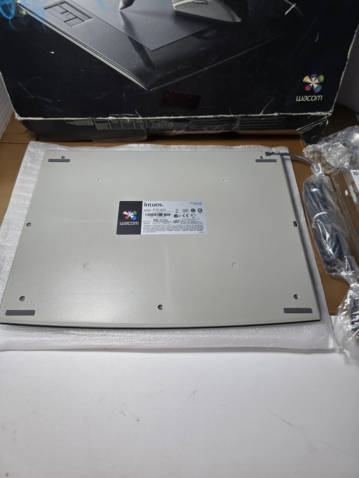 Wacom Intuos3 6"x 8" PTZ-630/G0-A Graphics Tablet with Pen and Mouse - Image 2 of 4