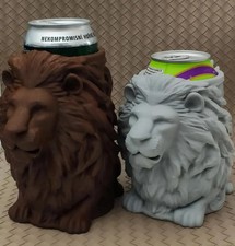 Soporte decorativo para latas de león | 12 oz y 0,5 L | Beer Stein bebida energética soda Koozie
