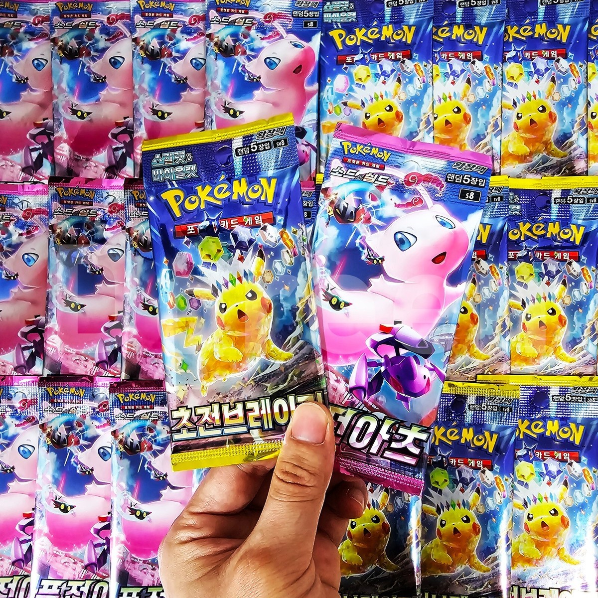 korean fusion strike booster box Amazon.com: Pokemon TCG: Sword & Shield Fusion Strike Booster Box (36 Packs)  : Toys & Games main image 1