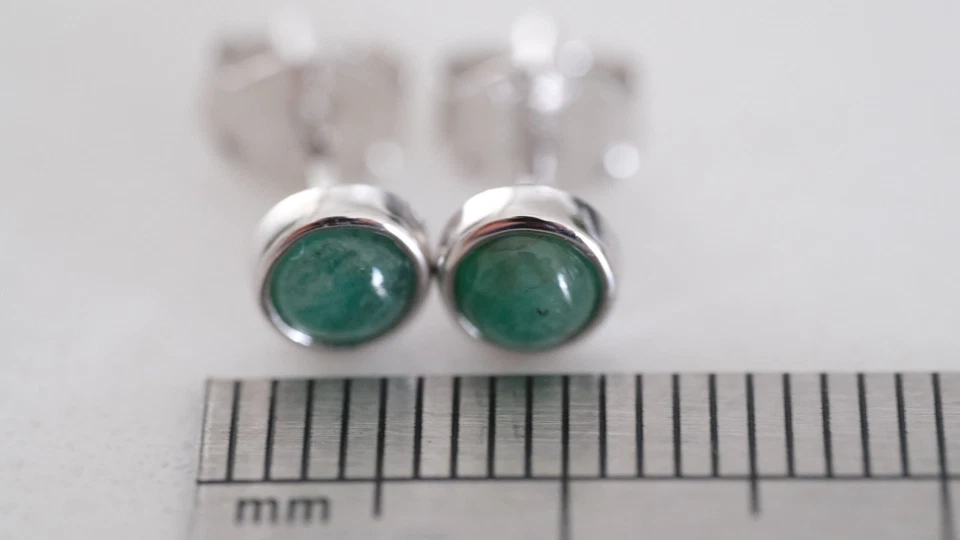 Aretes de platino esmeralda colombiana natural de 4,5 mm Foto 2 de 2