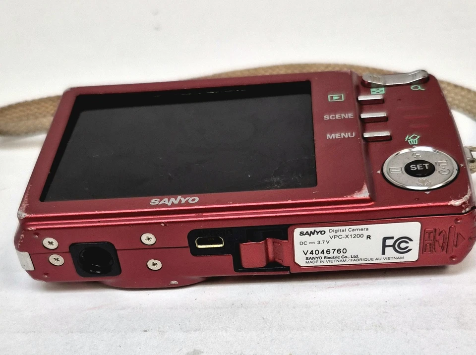 Red Sanyo VPC-X1200 12.1MP Digital Camera 3x zoom NOT TESTED NO BATTERY - Image 3 of 4