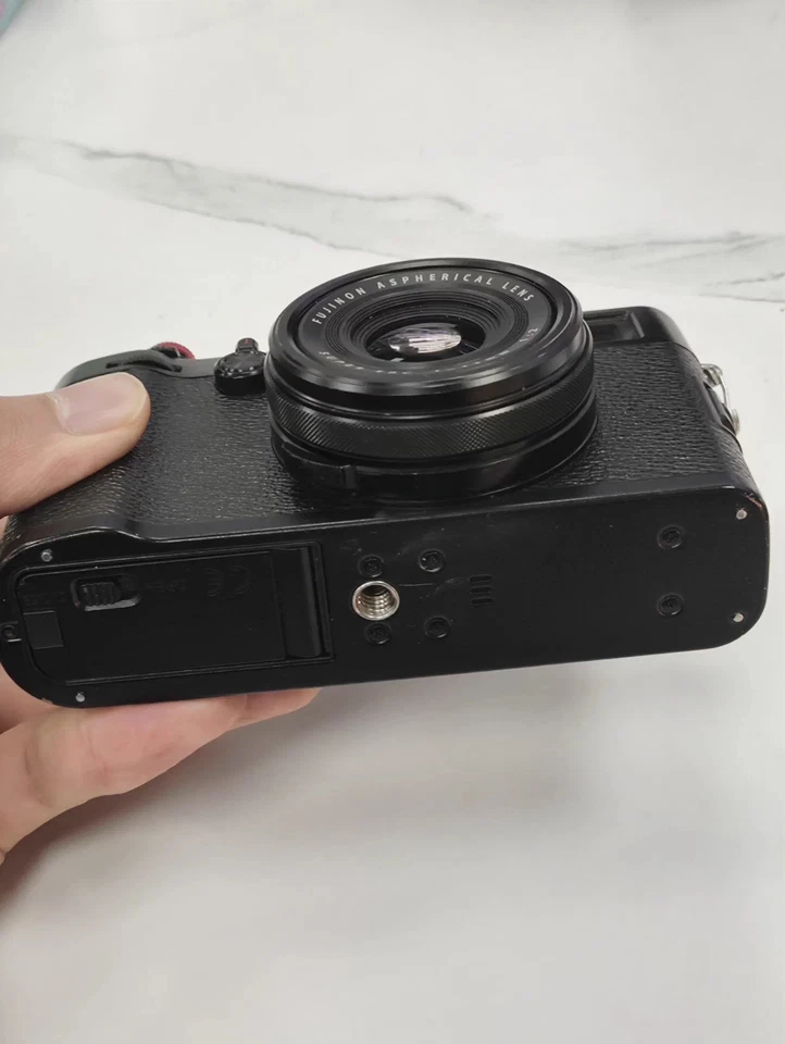 Fuji Fujifilm X100F 100 F Black 24.3MP Digital Camera English Language Excellent - Image 2 of 4