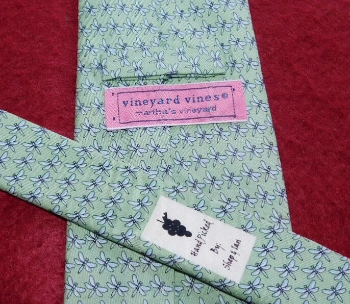 CORBATA CON MOTIVO DE INSECTOS VERDES/NEGROS DE VIÑEDO HECHA EN EE. UU. - CORBATAS DE DISEÑADOR. Foto 3 de 3