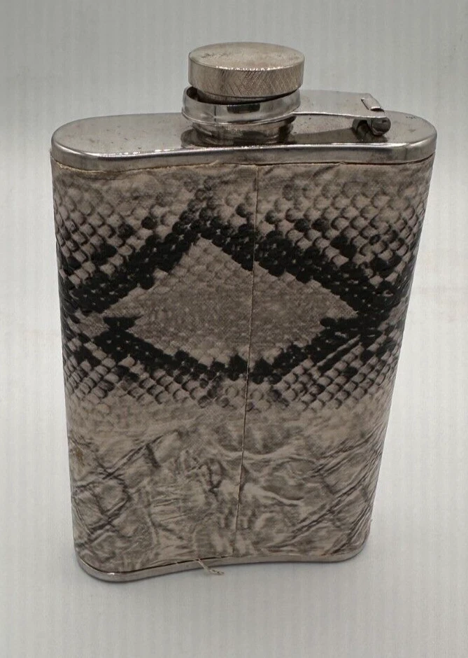 Frasco de piel de serpiente sintética no para consumo de alcohol 5 oz acero inoxidable grisáceo Halloween Foto 2 de 4