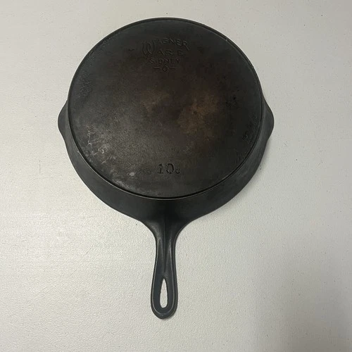 Wagner Ware Sidney O No 10 Cast Iron Skillet with spouts Sits Flat