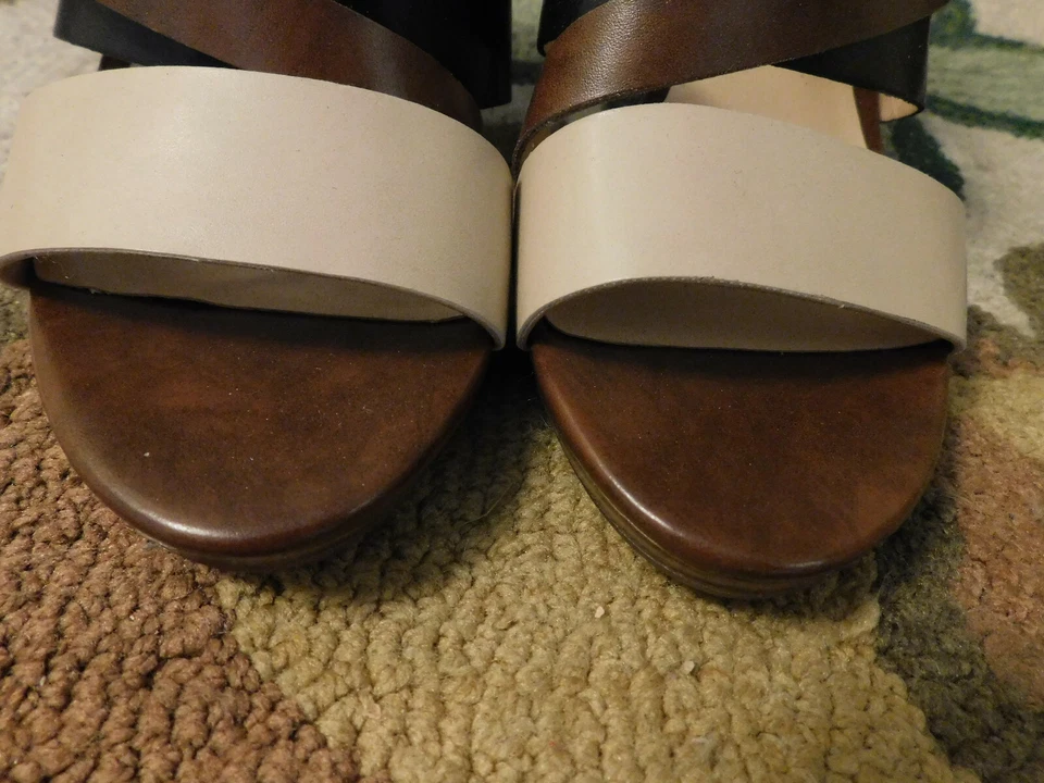 Nickels Jaclyn Sandalia Tiras Punta Abierta 4" Tacones 6.5 Marrón Taupe Negro Usado en Excelente Condición Elegante Foto 4 de 4