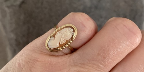 Vintage 10k Yellow Gold 3gm Dainty Carved Shell Oval Portrait Cameo Ring 5-1/4