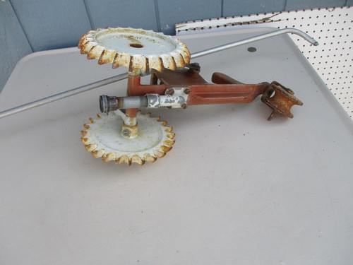 Vtg Thompson Red & White Traveling Tractor Walking Cast Iron Lawn Sprinkler #4 - 第 5/13 張圖片