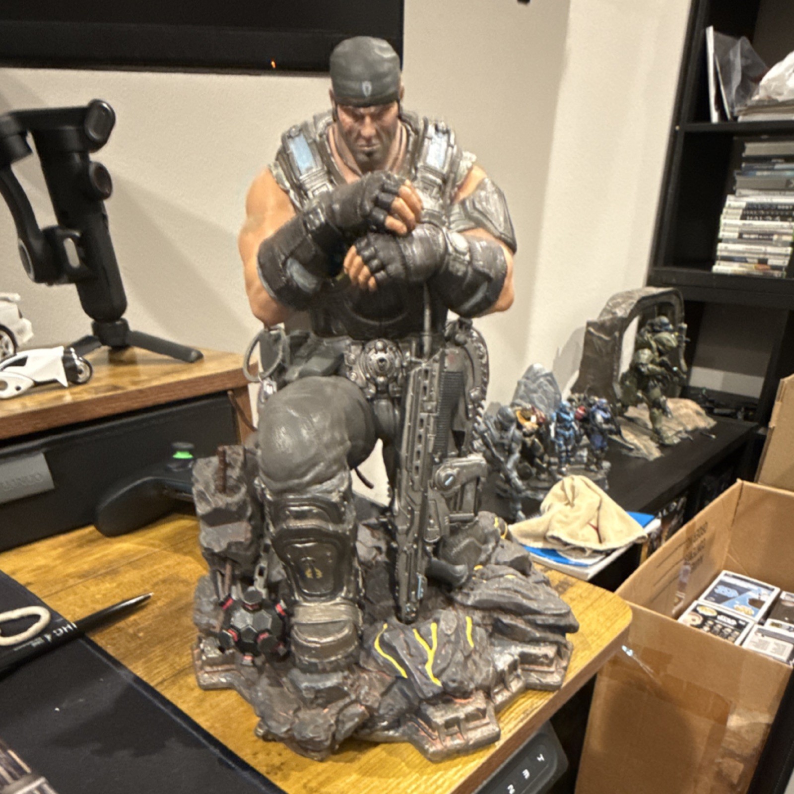 Gears of War Marcus Fenix Kneeling Statue Hand Painted Figur