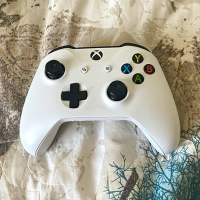 Microsoft Xbox One S 1TB Konsole Weiß mit 2 Controllern PAL 4K UHD