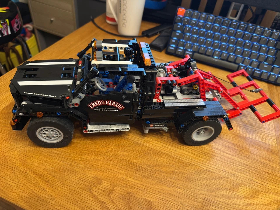 LEGO Technic 9395 Pick-Up Tow Truck, photo 1 of 4