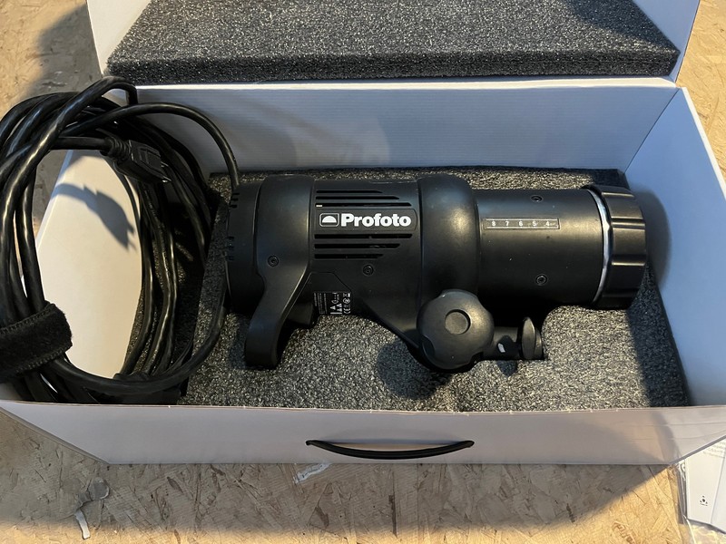 Profoto D1 Air 500 Monolight with Extras Speed rings, hoods etc