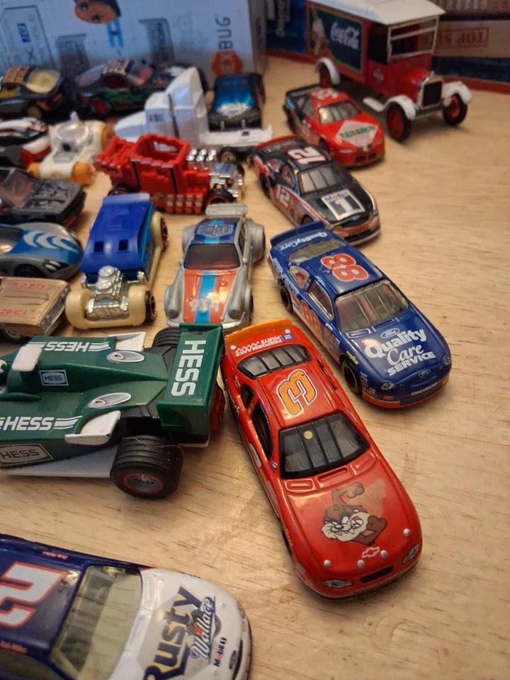 Лот товаров Hot Wheels, Matchbox, Гоночные Чемпионы, Hess, Ertl Игрушечный Автомобиль - Изображение 3 из 4