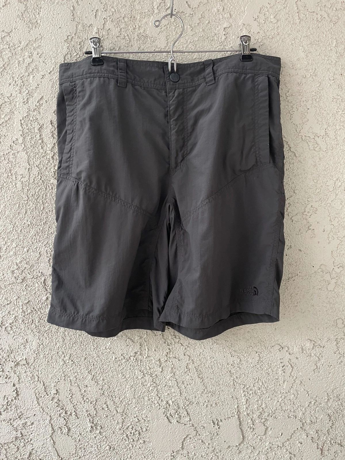 The North Face Mens 33 Grey Nylon Hiking Utility Cargo Shorts Gorpcore Regular