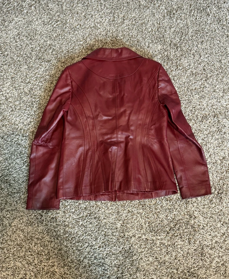Chaqueta de cuero genuino roja East 5th para mujer con cremallera frontal pequeña pequeña Foto 2 de 4