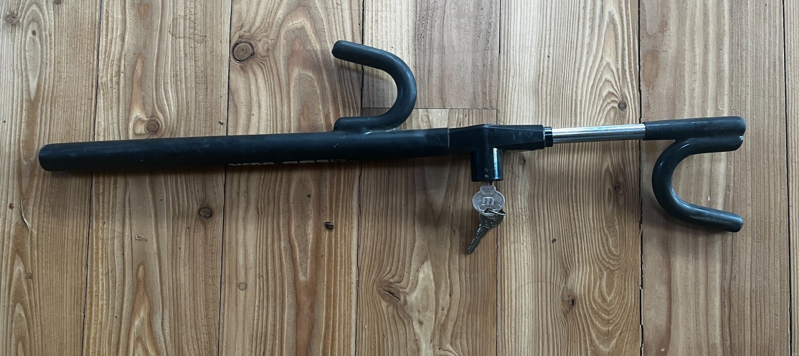 The Club Basic Steering Wheel Lock, black with two keys. Good Condition