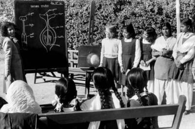 Pakistan outdoor science lesson 1955 OLD PHOTO