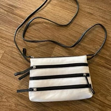 VTG Retro ili New York white & black leather zipper crossbody. Red lining Y2K