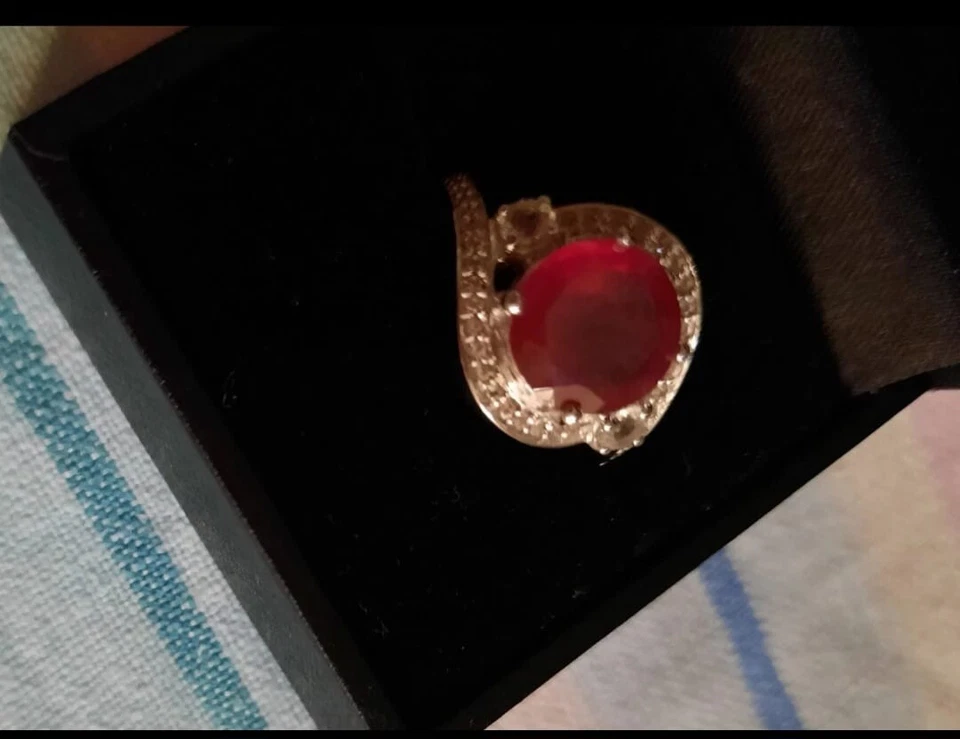 Anello in argento con rubino del Madagascar, SPEDIZIONE VELOCE E GRATUITA - Immagine 2 di 4