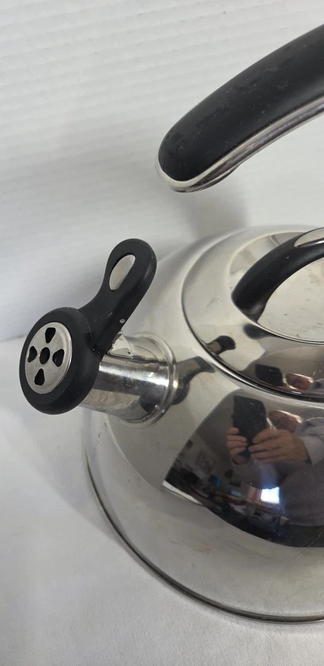 Tetera silbante Tramontina de acero inoxidable 18/10 de 3 cuartos Foto 3 de 4