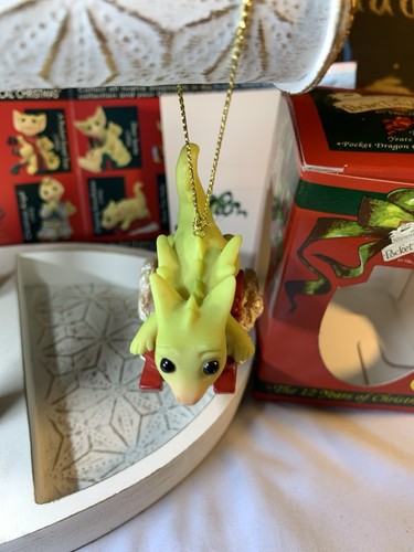 Usado en Excelente Condición Caprichoso Mundo De Dragones de Bolsillo 01' Ornamento "PERSIGUIENDO COPOS DE NIEVE" Firmado - Imagen 3 de 23