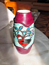 Particolare vaso in ceramica incassato in pelle con decorazioni floreali anni 50