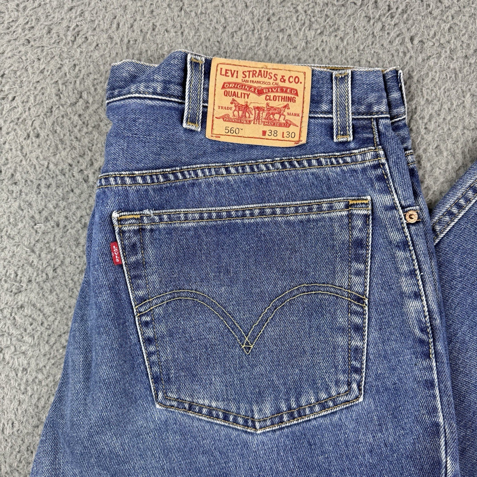 Levi's 560 Jeans Mens 38x30 Denim Medium Wash Blue Actual 37x28.5 Comfort Fit thumbnail 2